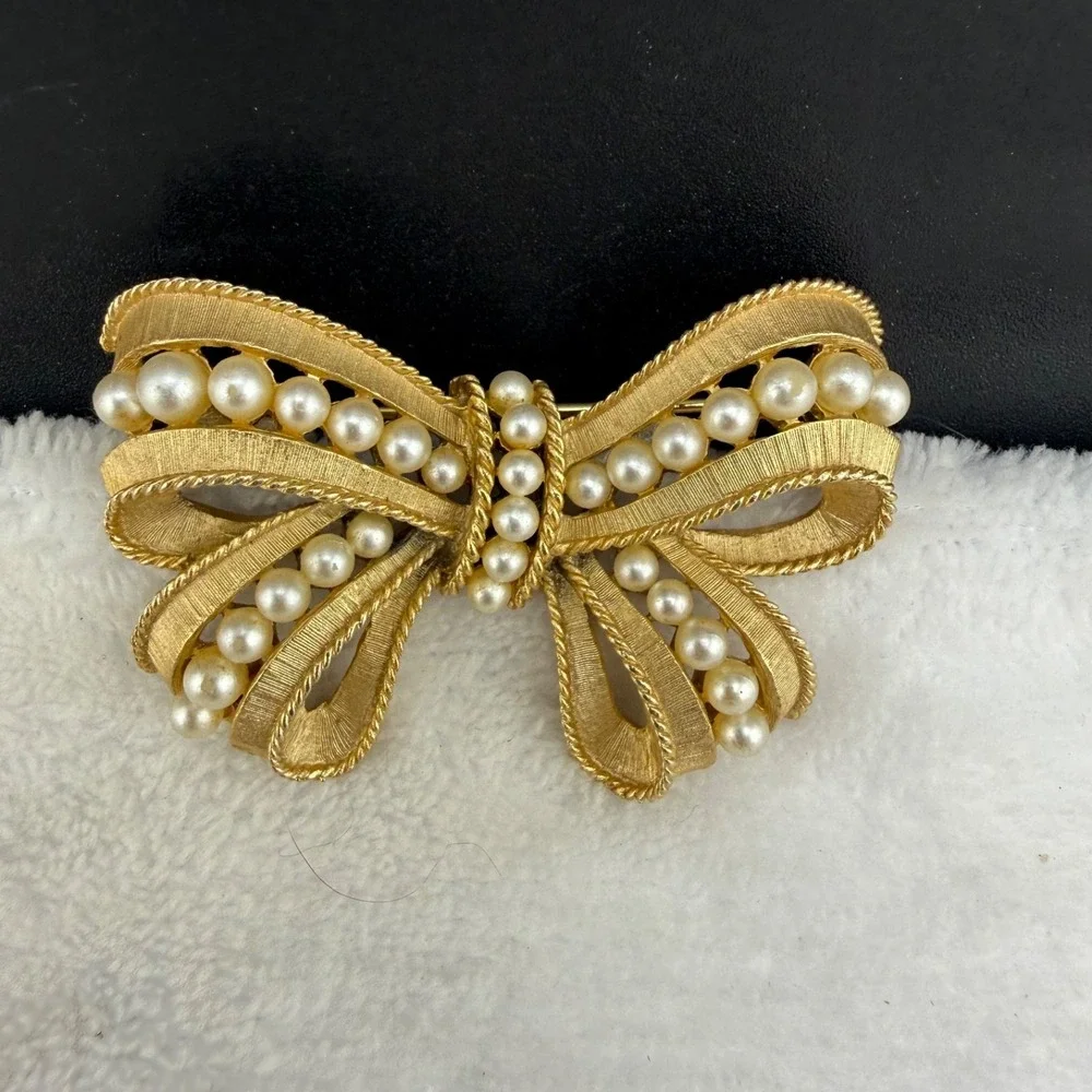 Vintage Trifari Bow Brooch Gold Tone Imitation Pearl Signed